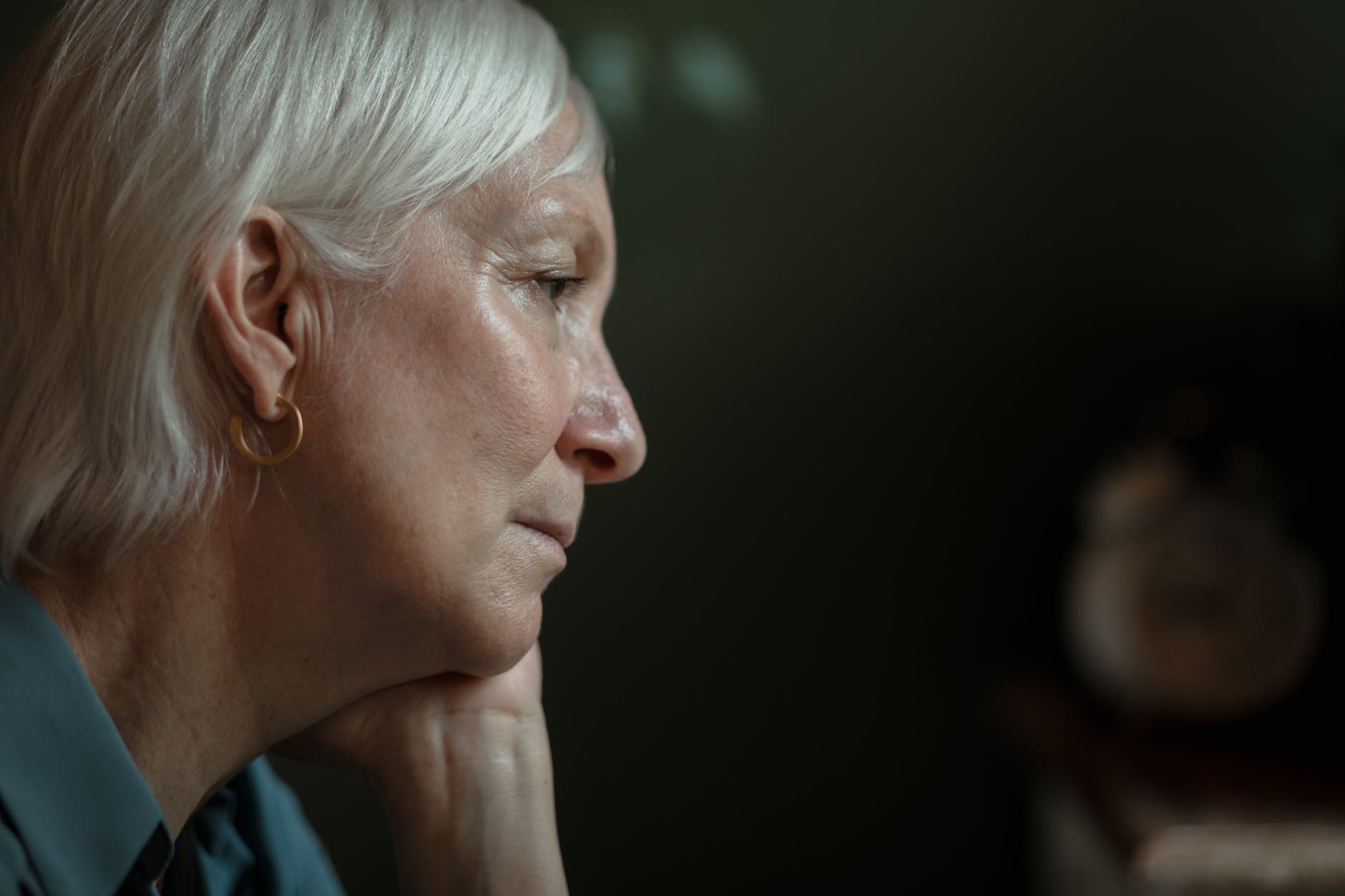 Una anciana con la mirada perdida. | Foto: Pexels