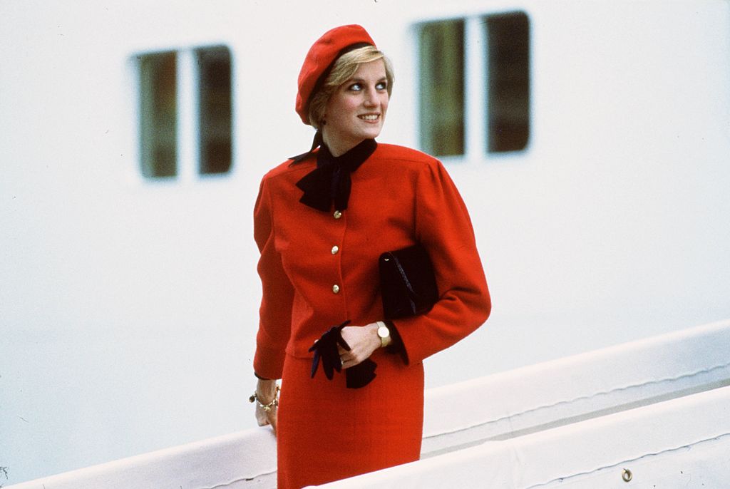 Diana, la Princesa de Gales lleva un brazalete de encanto a bordo del nuevo crucero de P&O "Royal Princess".| Foto: Getty Images