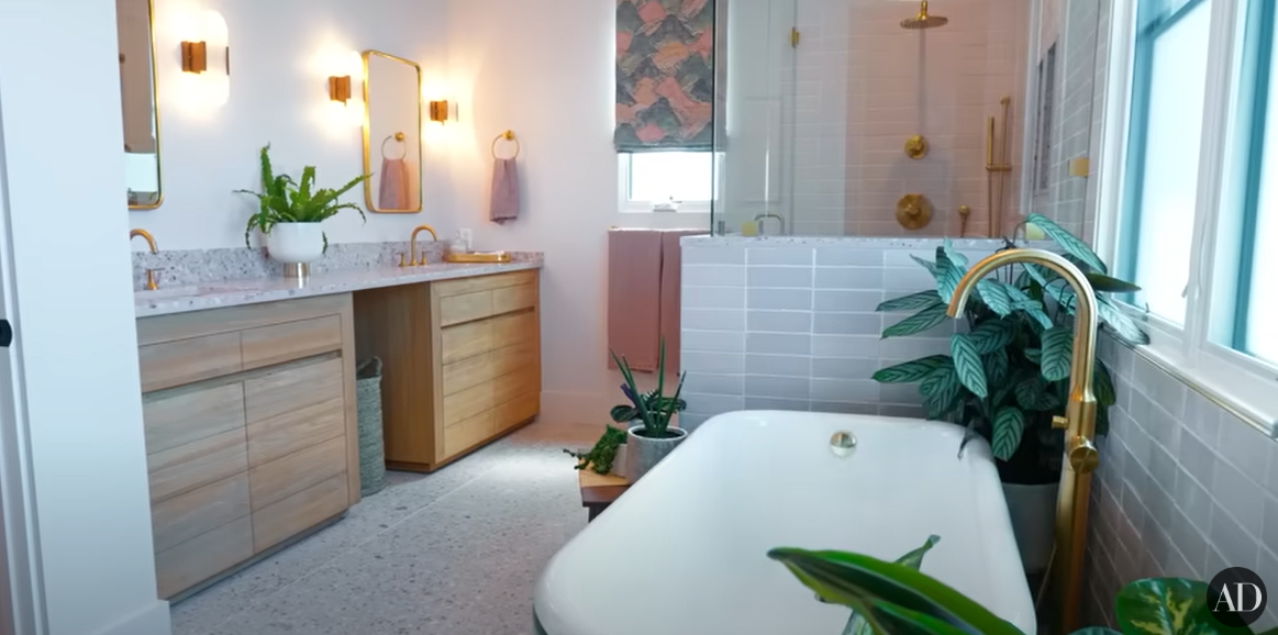 Bryce Dallas Howard and Seth Gabel's main bathroom at their Los Angeles home | Source: YouTube/@ ArchitecturalDigest