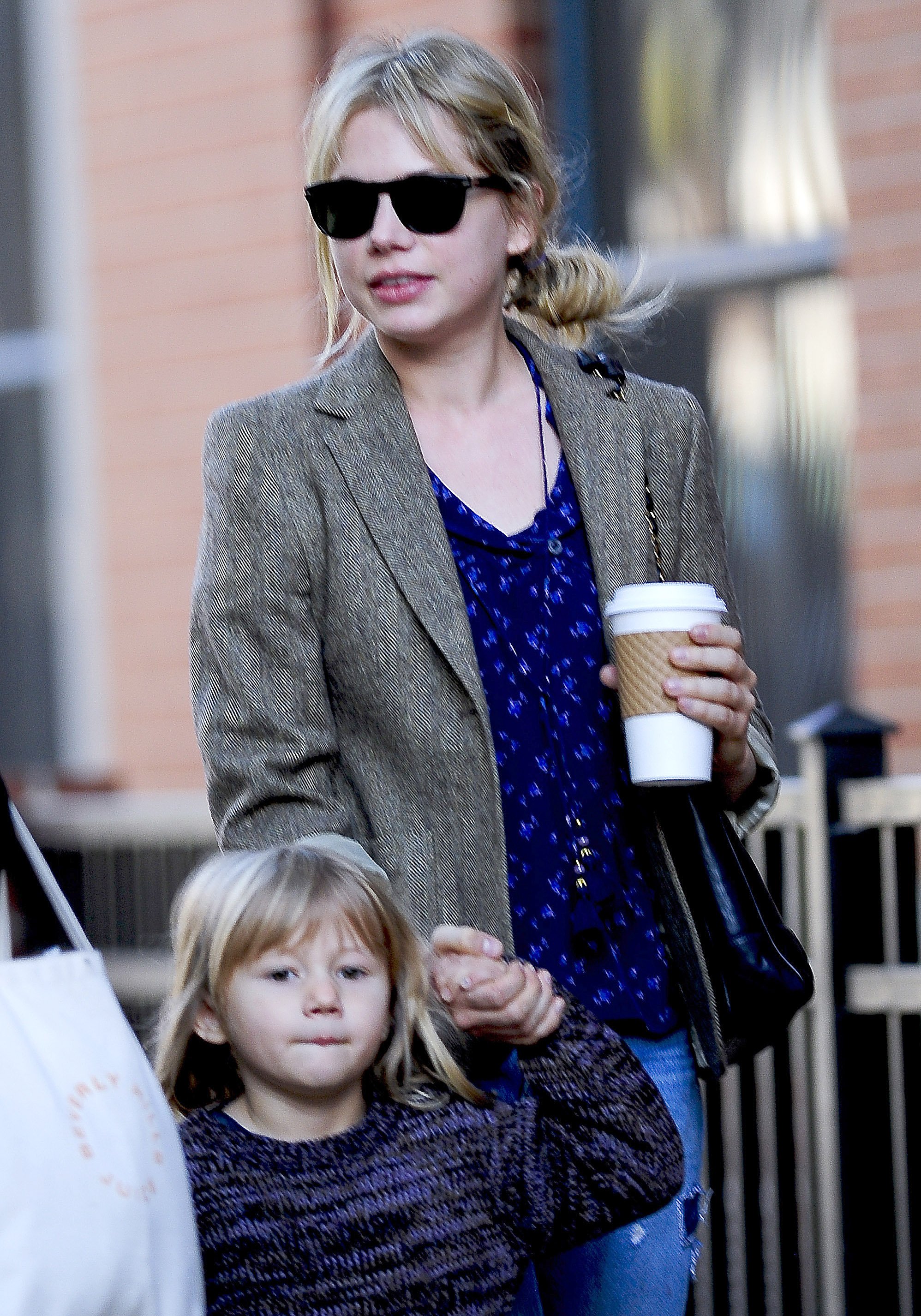 Michelle Williams and her daughter Matilda Ledger walk to their Boerum Hill home in the borough of Brooklyn on October 30, 2009 in New York City ┃Source: Getty Images