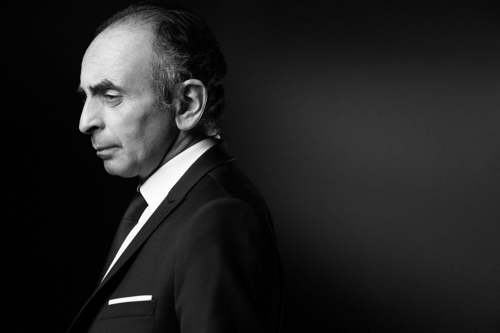 L'idéologue d'extrême droite français Eric Zemmour pose lors d'une séance photo à Paris le 22 avril 2021. | Photo : Getty Images