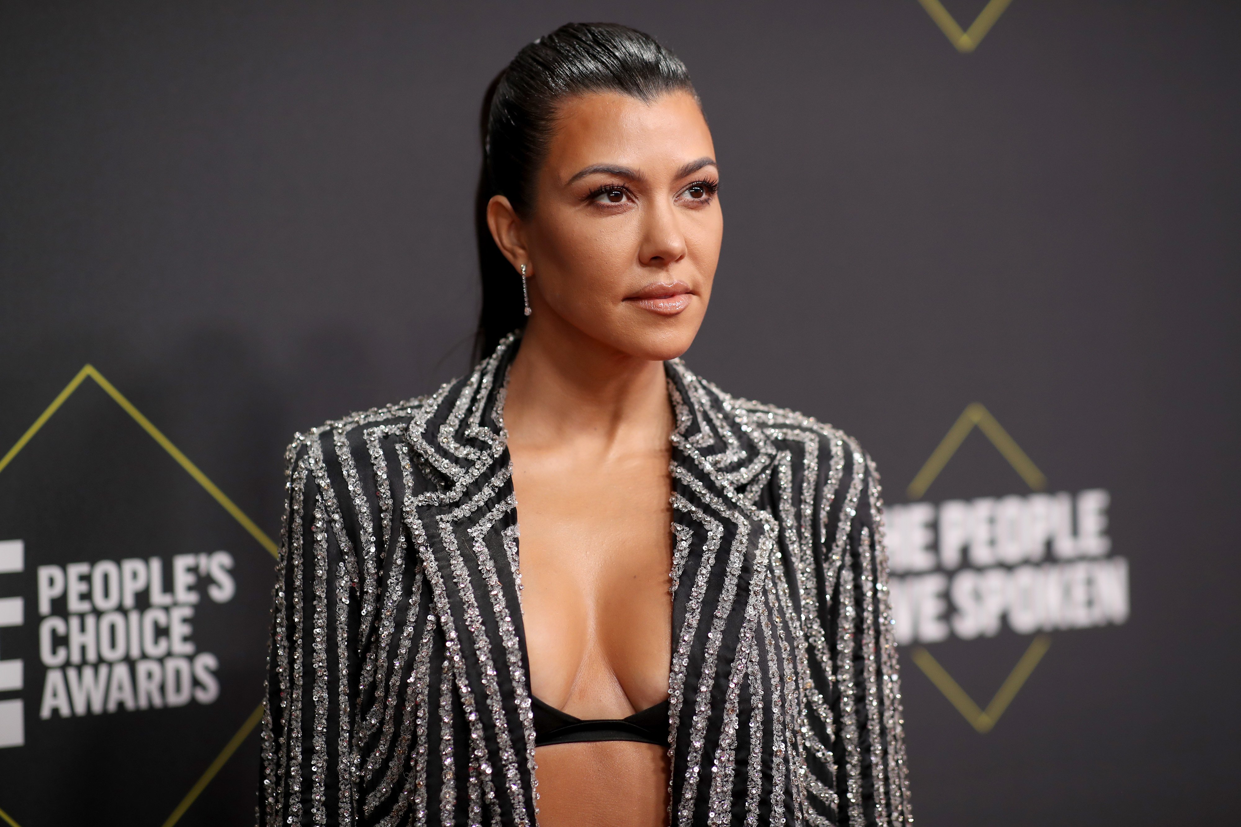 Kourtney Kardashian arrives to the 2019 E! People's Choice Awards held at the Barker Hangar on November 10, 2019 | Photo: Getty Images