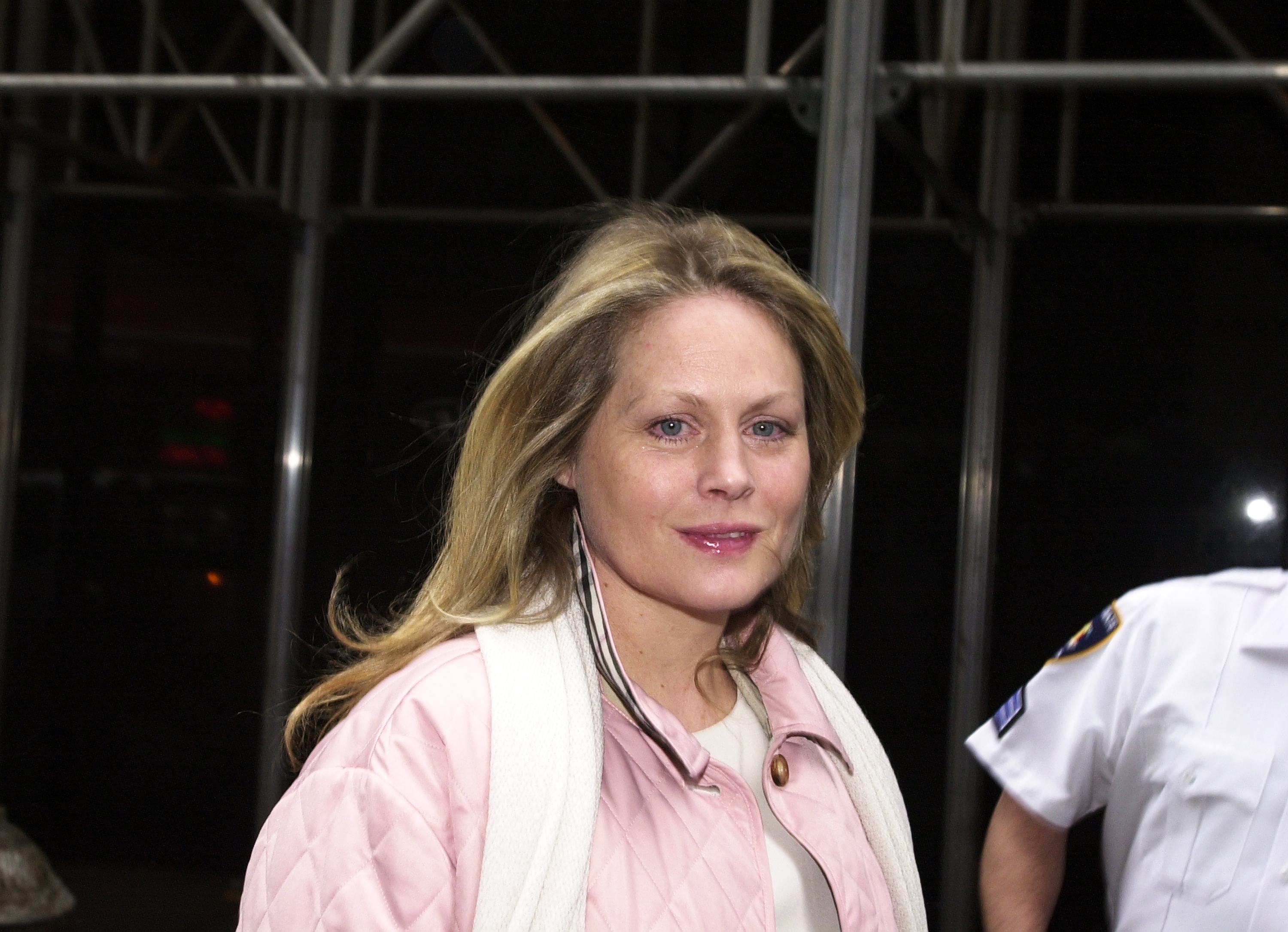Beverly D'Angelo arriving at the Manhattan Family Court for a custody battle with Al Pacino over their twins on May 22, 2003 | Source: Getty Images