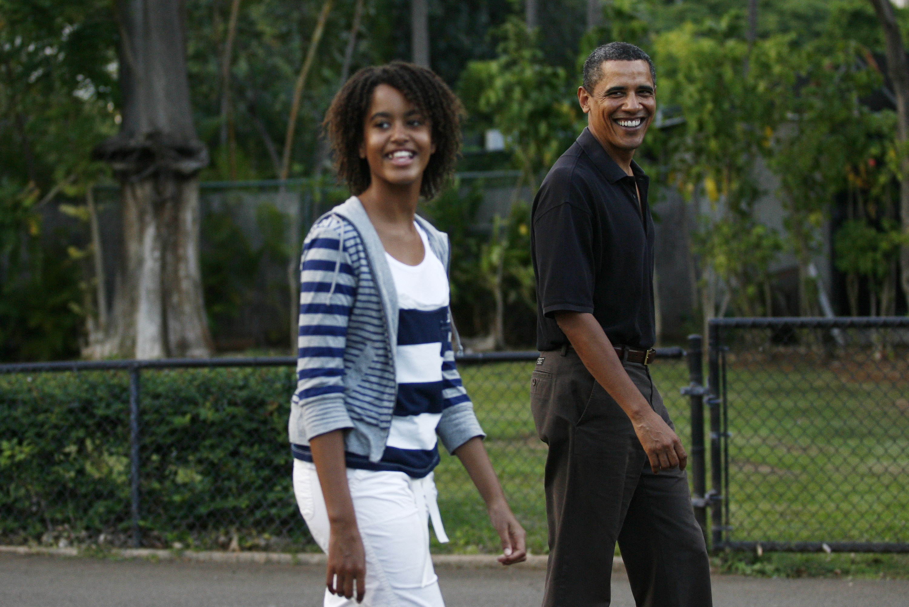 Malia and Barack Obama pictured at the Honolulu Zoo in Honolulu, Hawaii on January 3, 2009. | Source: Getty Images