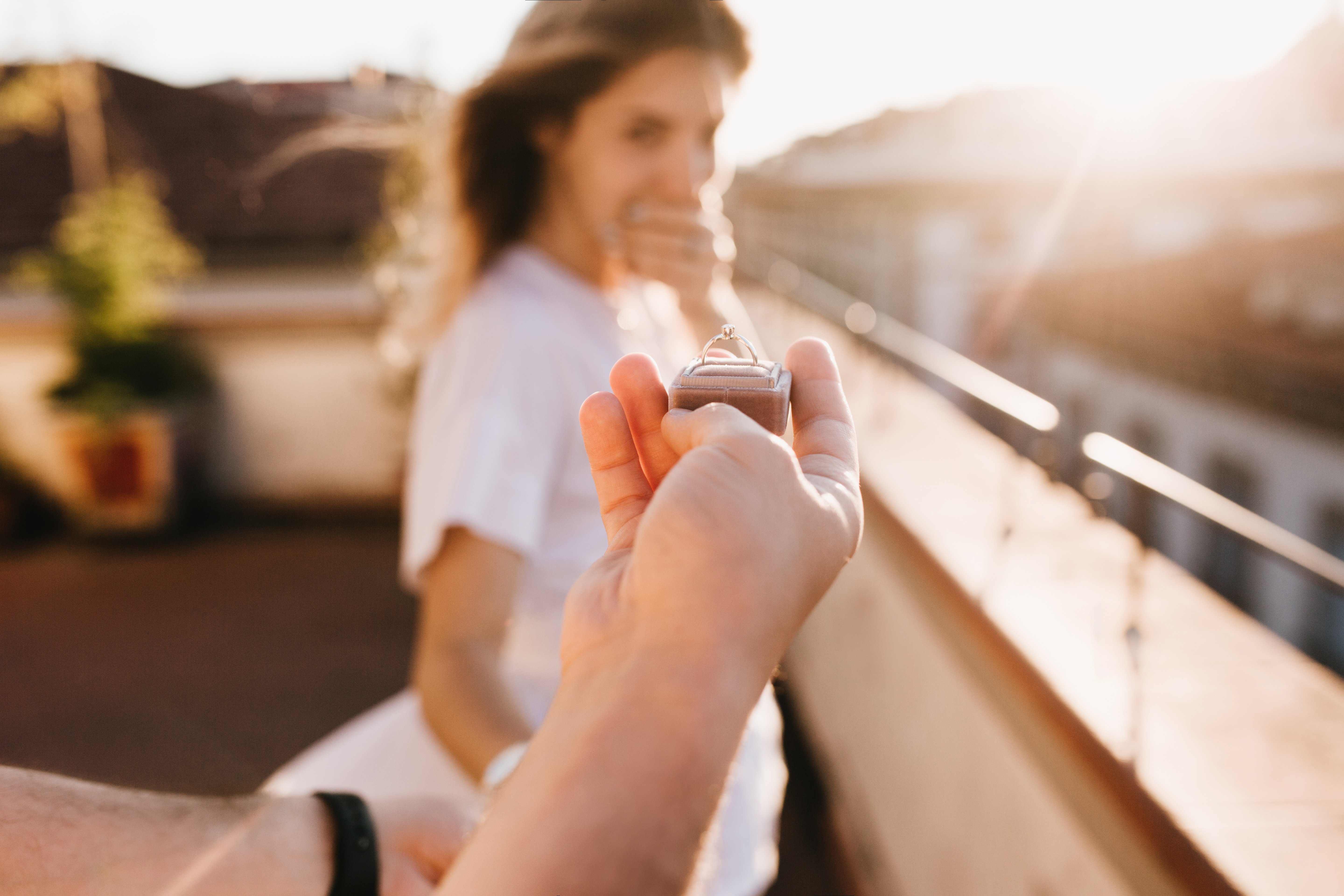 Hombre pidiendo matrimonio a su novia. | Foto: Shutterstock