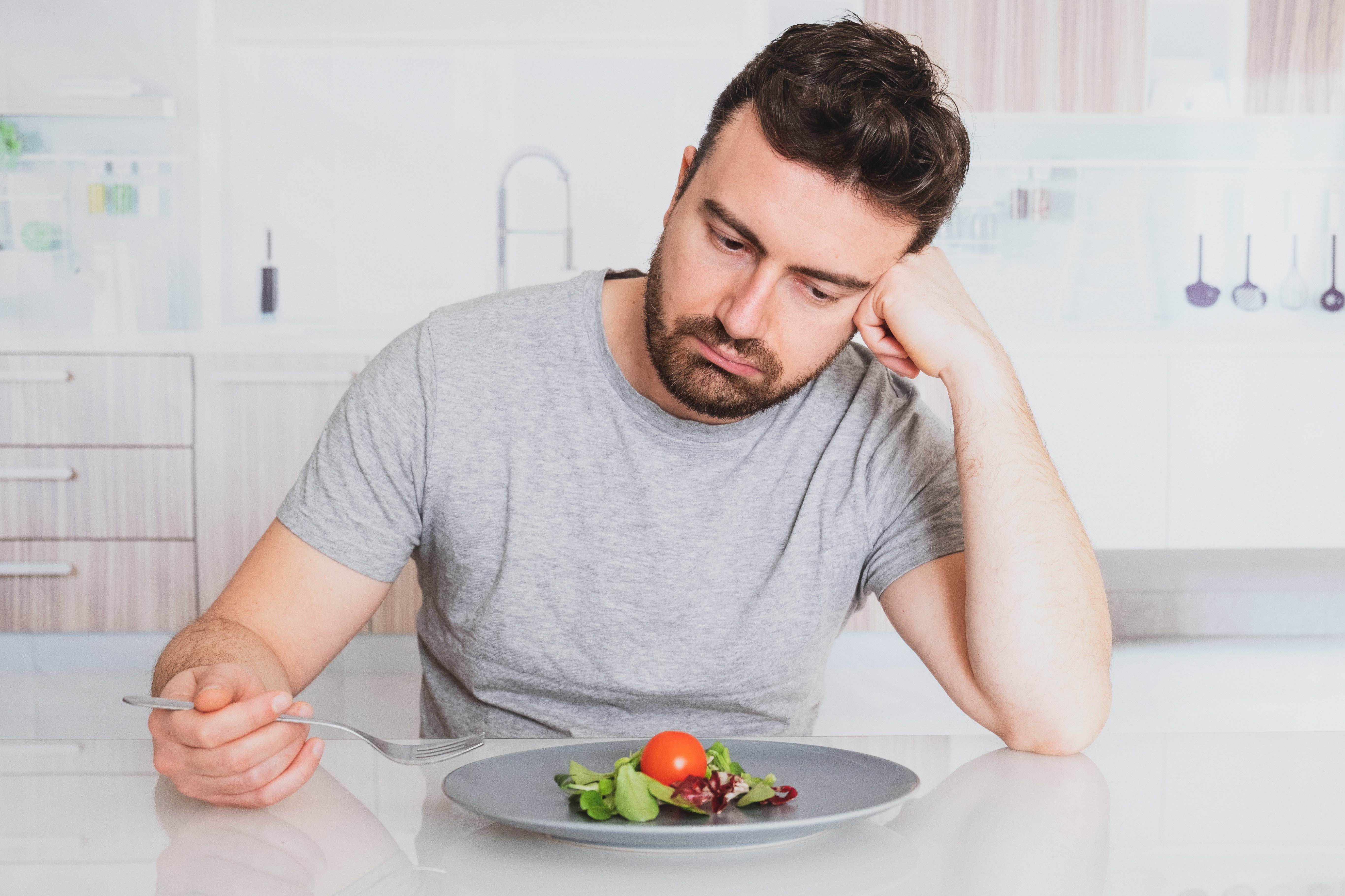 Hombre con pérdida de apetito | Foto: Shutterstock