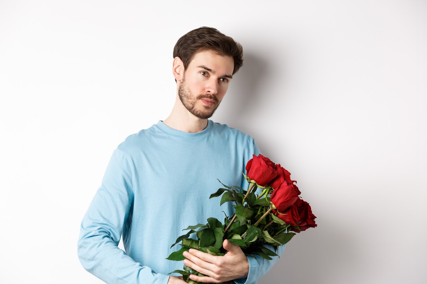 A man holding a bouquet of roses | Source: FreePik