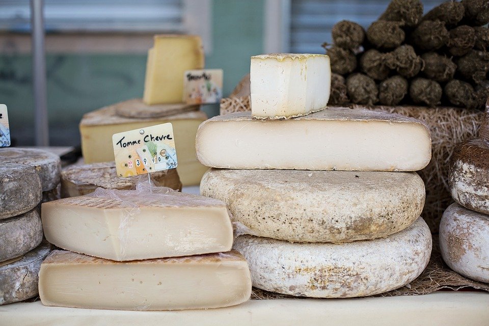 Conjunto de ruedas de queso. | Imagen: Pixabay