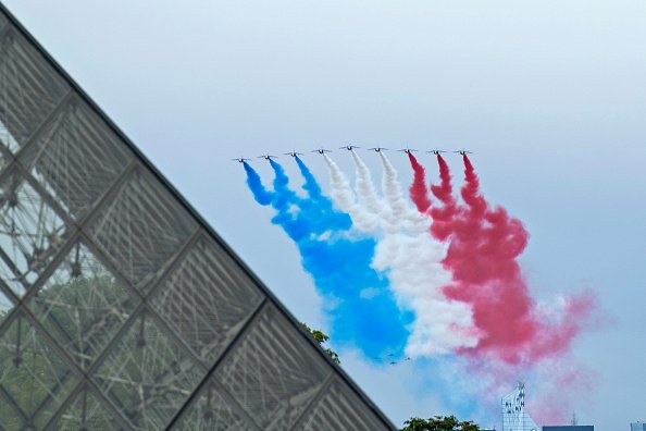 La Patrouille de France effectue une démonstration du drapeau français au-dessus de la Pyramide du Louvre lors de la cérémonie militaire annuelle du 14 juillet 2020 à Paris.|Photo : Getty Images.