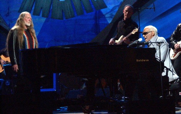 Willie Nelson and Ray Charles on May 26, 2003 at Beacon Theatre in New York City, New York, United States. | Photo: Getty Images