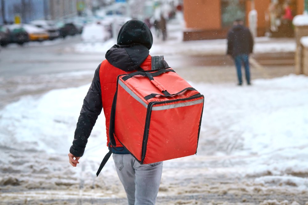 Joven trasladándose a pie con una mochila de reparto en su espalda. | Foto: Shutterstock