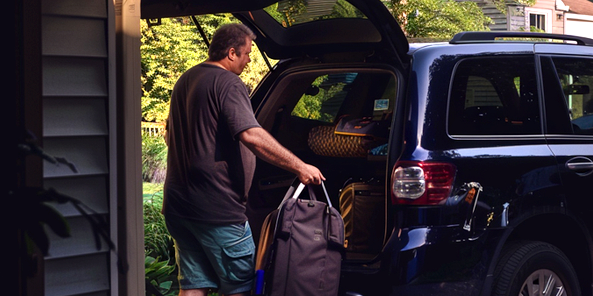 A man loading things into his car trunk | Source: AmoMama