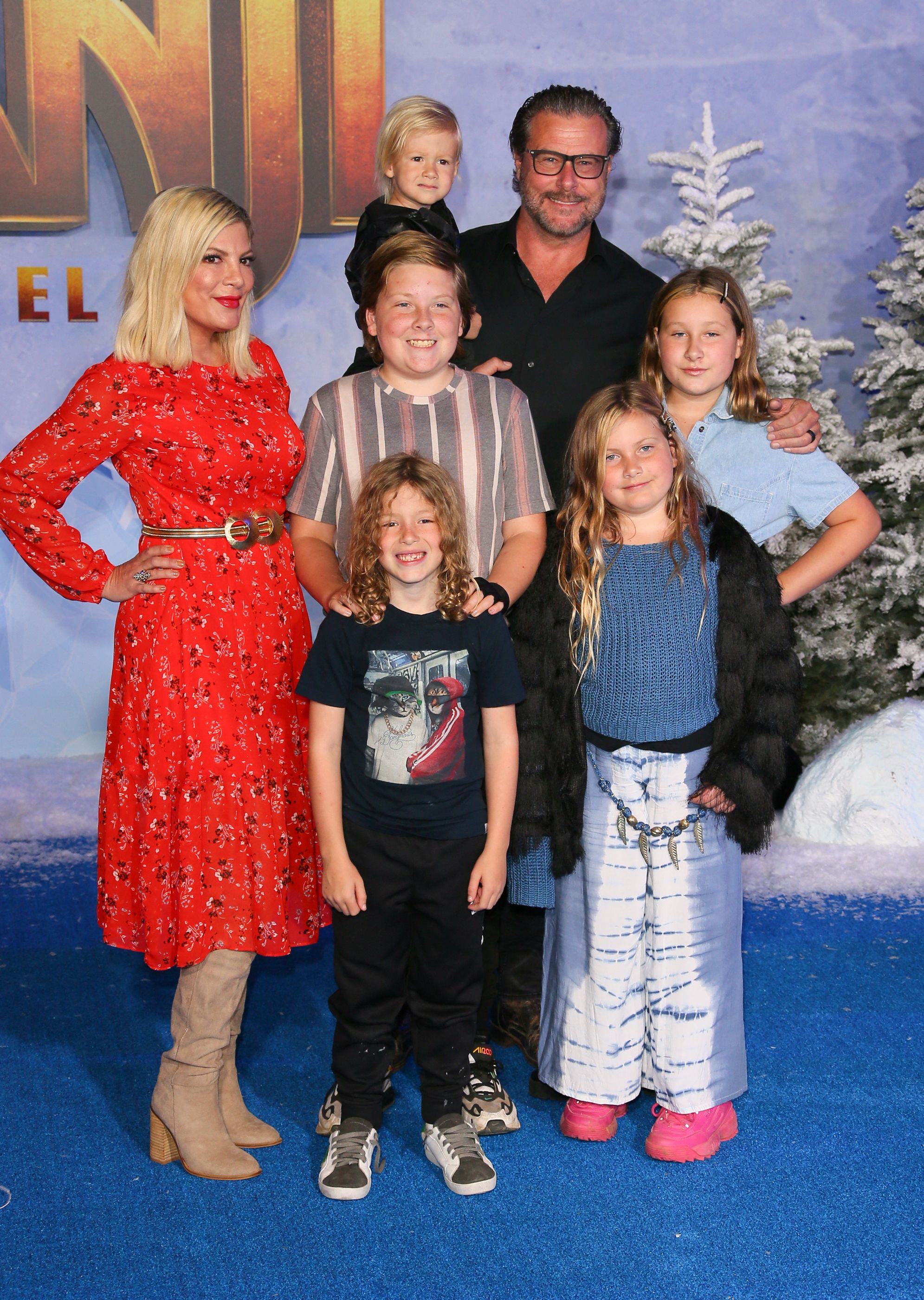 Tori Spelling, Dean McDermott and their children arrive for the World Premiere of "Jumanji: The Next Level" at the TCL Chinese theatre in Hollywood on December 9, 2019 | Source: Getty Images