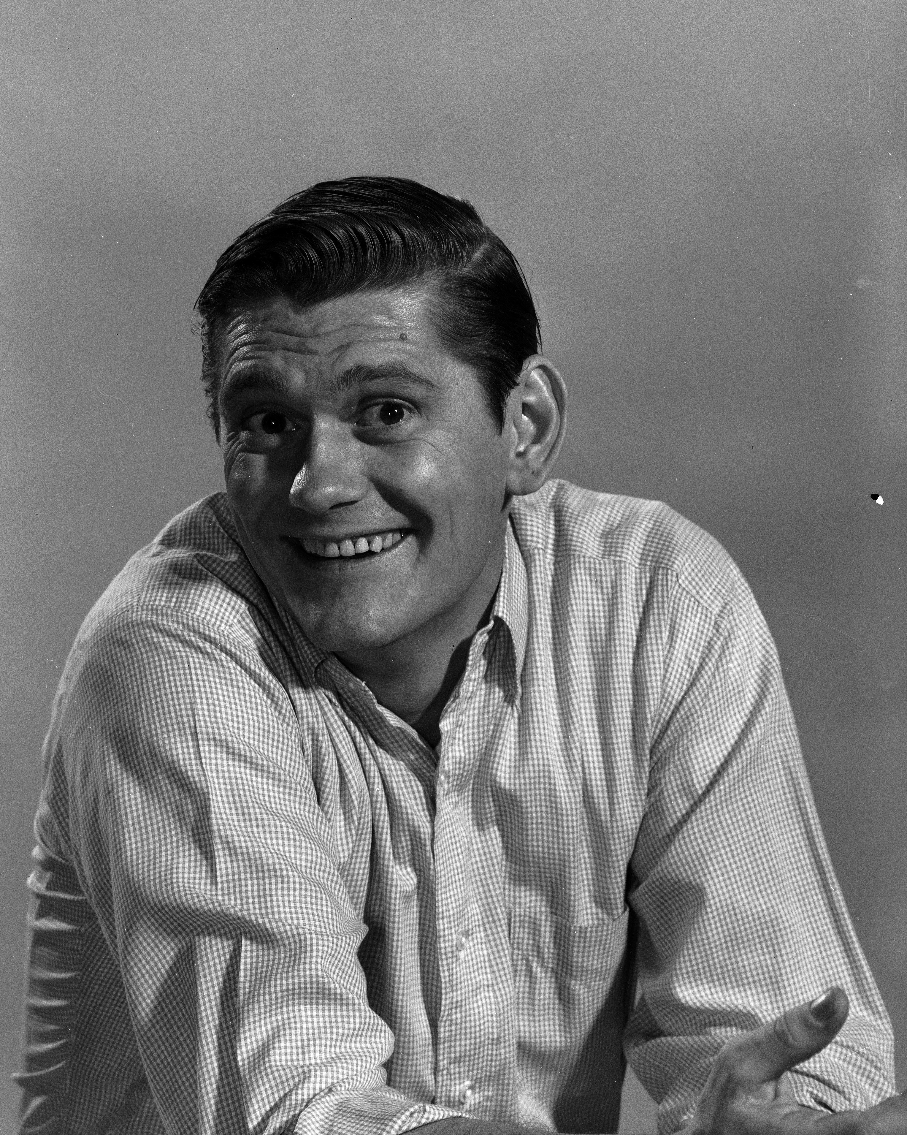 Dick York starring as Darrin Stephens on the TV program "Bewitched" on May 18, 1965 | Photo: Getty Images