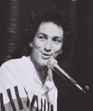 Michel Berger devant un micro. | Photo : Youtube/Costantino
