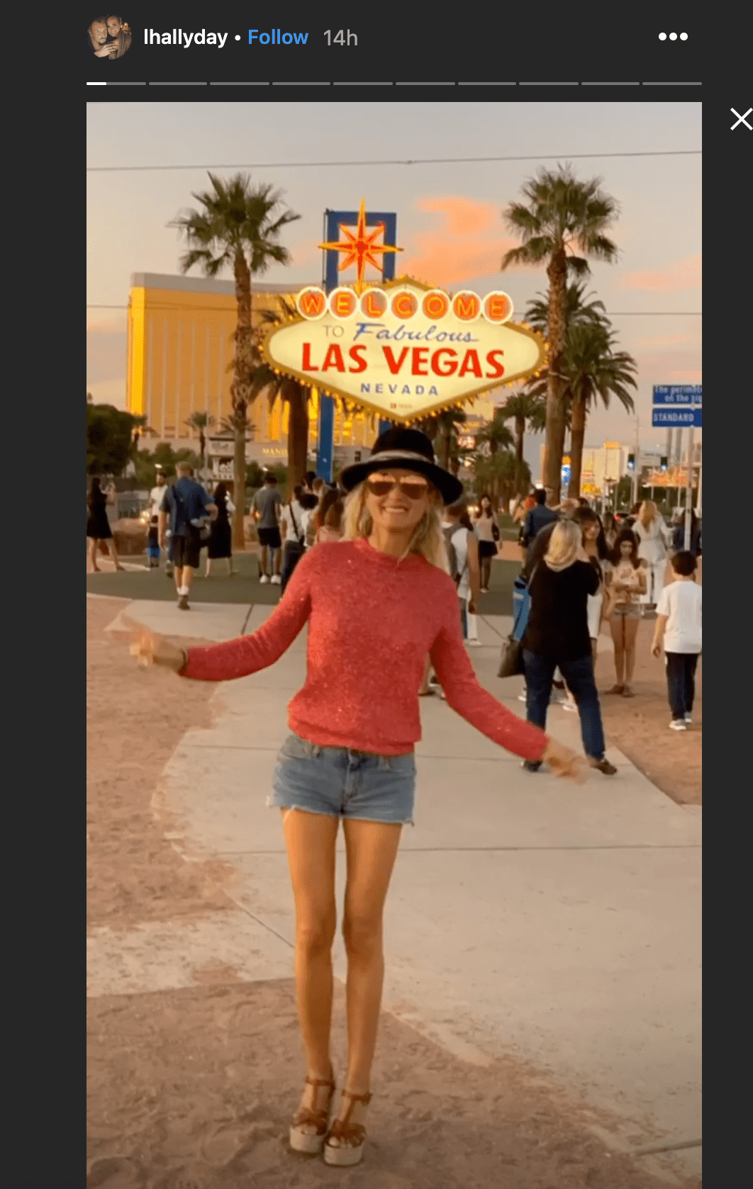 Laeticia hallyday prend une photo à Las Vegas | Photo : Instagram/lhallyday