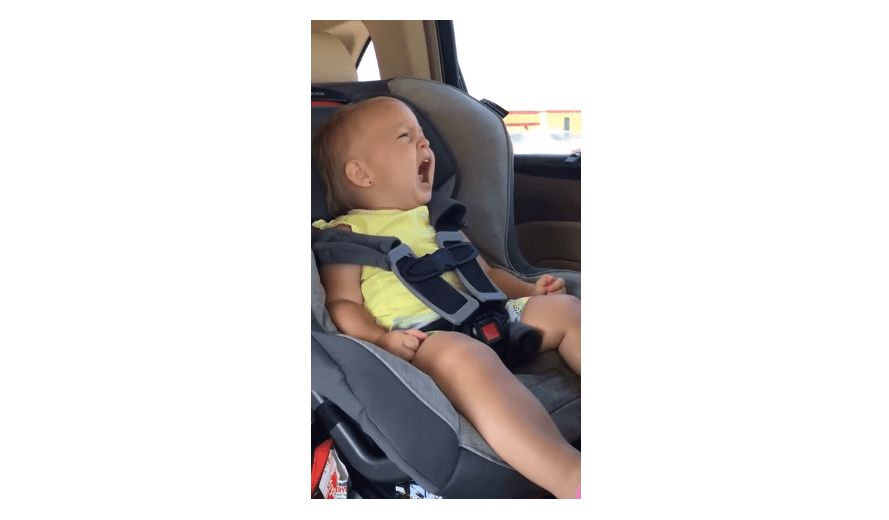L'adorable bébé qui chante avec passion "H O L Y" de Florida Georgia Line. | Source : Joe Lovrek/Youtube L'adorable bébé qui chante avec passion "H O L Y" de Florida Georgia Line. | Source : Joe Lovrek/Youtube