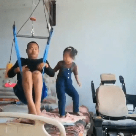 Une petite fille s’occupe seule son père. | Photo : Facebook/Love is Louder Une petite fille s’occupe seule son père. | Photo : Facebook/Love is Louder