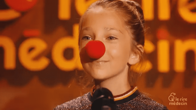 Betty-Lou lance un appel à dons pour Le Rire Médecin. | Photo : Youtube/LeRireMedecin
