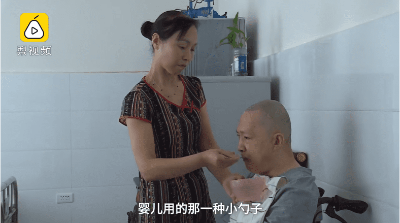 Zhang Guihuan en train d'aider son à se nourrir. | Photo : capture/Vidéo Zhang Guihuan en train d'aider son à se nourrir. | Photo : capture/Vidéo