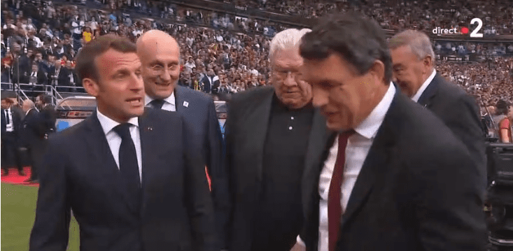 Emmanuel Macron sifflé à l'arrivée au Stade de France | Photo : Dailymotion Emmanuel Macron sifflé à l'arrivée au Stade de France | Photo : Dailymotion