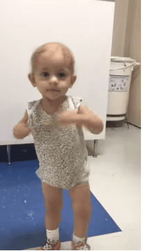 Une petite fille atteinte d'un cancer qui danse au couloir de l'hôpital.| Photo : Youtube/ ViralHog Une petite fille atteinte d'un cancer qui danse au couloir de l'hôpital.| Photo : Youtube/ ViralHog