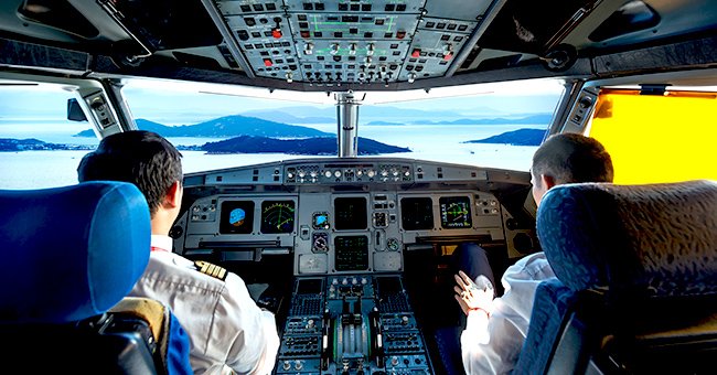 Piloto y copiloto en la cabina de un avión. | Foto: Shutterstock