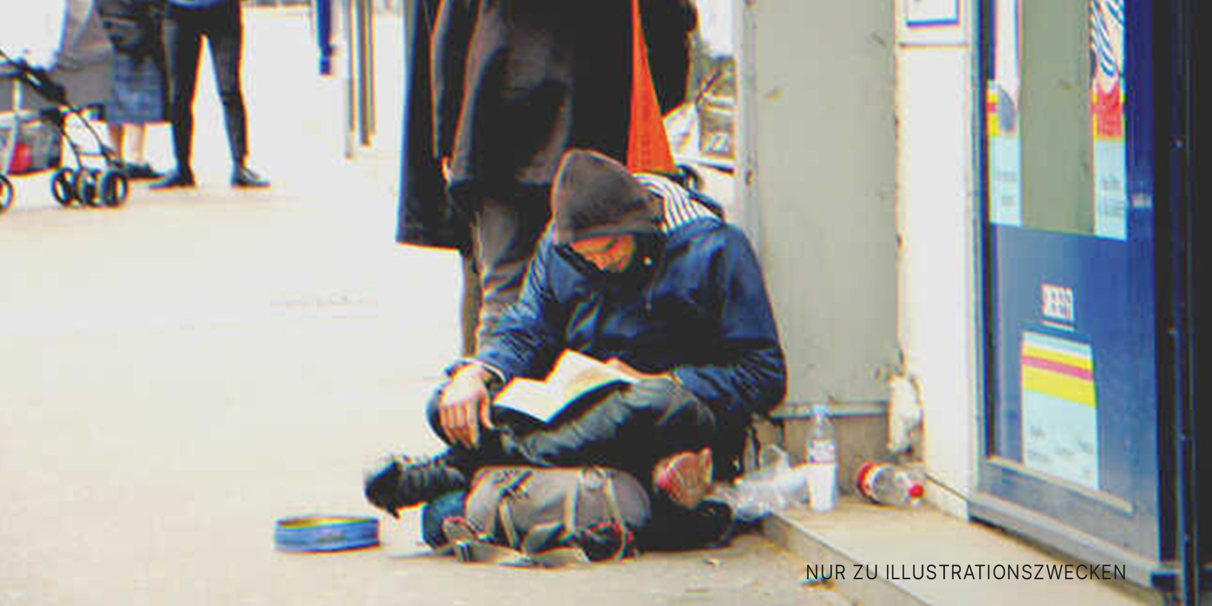 Ein Obdachloser, der ein Buch liest | Quelle: Shutterstock