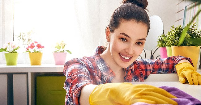 Une femme qui fait le ménage. | Photo : Getty Images