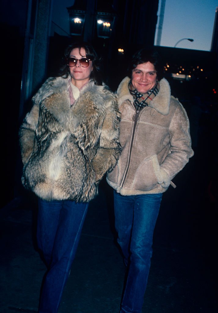 Andrew Stevens with his wife Kate Jackson walking on the street of New York circa 1970. | Source: Getty Images