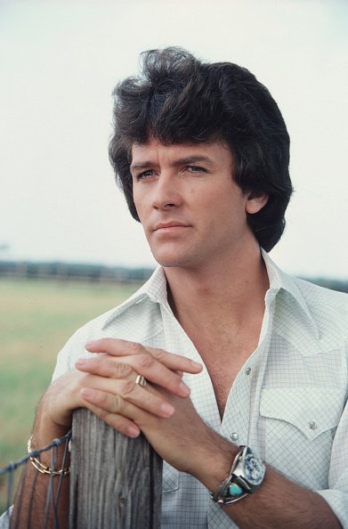 Patrick Duffy (dans le rôle de Bobby Ewing) penché sur un poteau de clôture, juillet 1979. | Photo : Getty Images