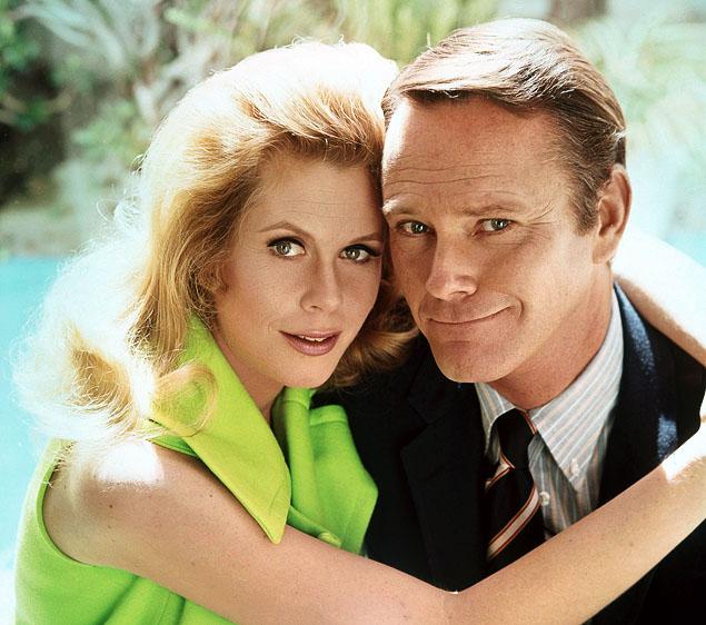 Elizabeth Montgomery and Dick Sargent on the set of "Bewitched" | Photo: Wikipedia