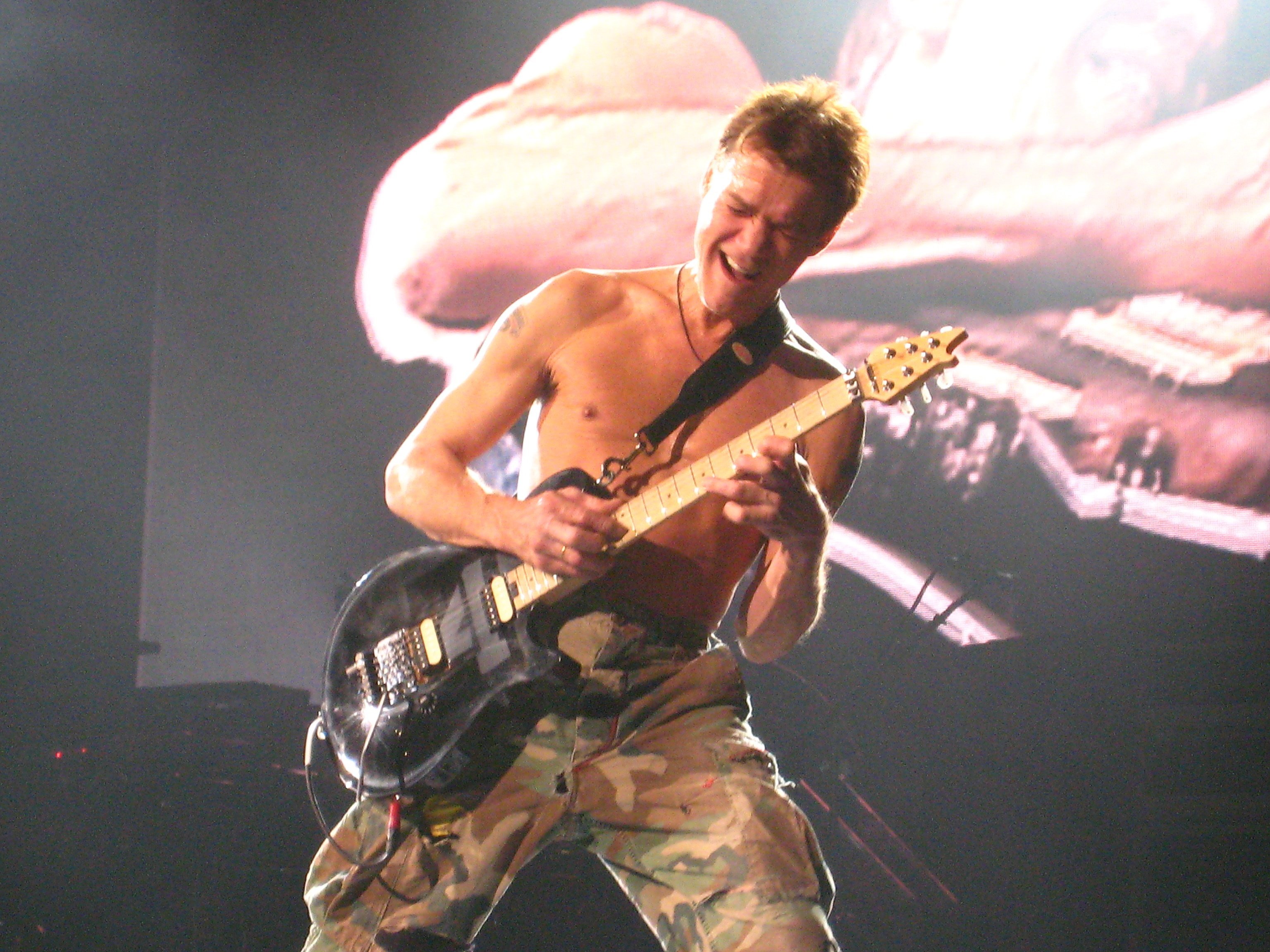 Eddie Van Halen during the 2007 "Eruption" tour in Bell Center, Montreal on November 10, 2007. | Source: Wikimedia Commons