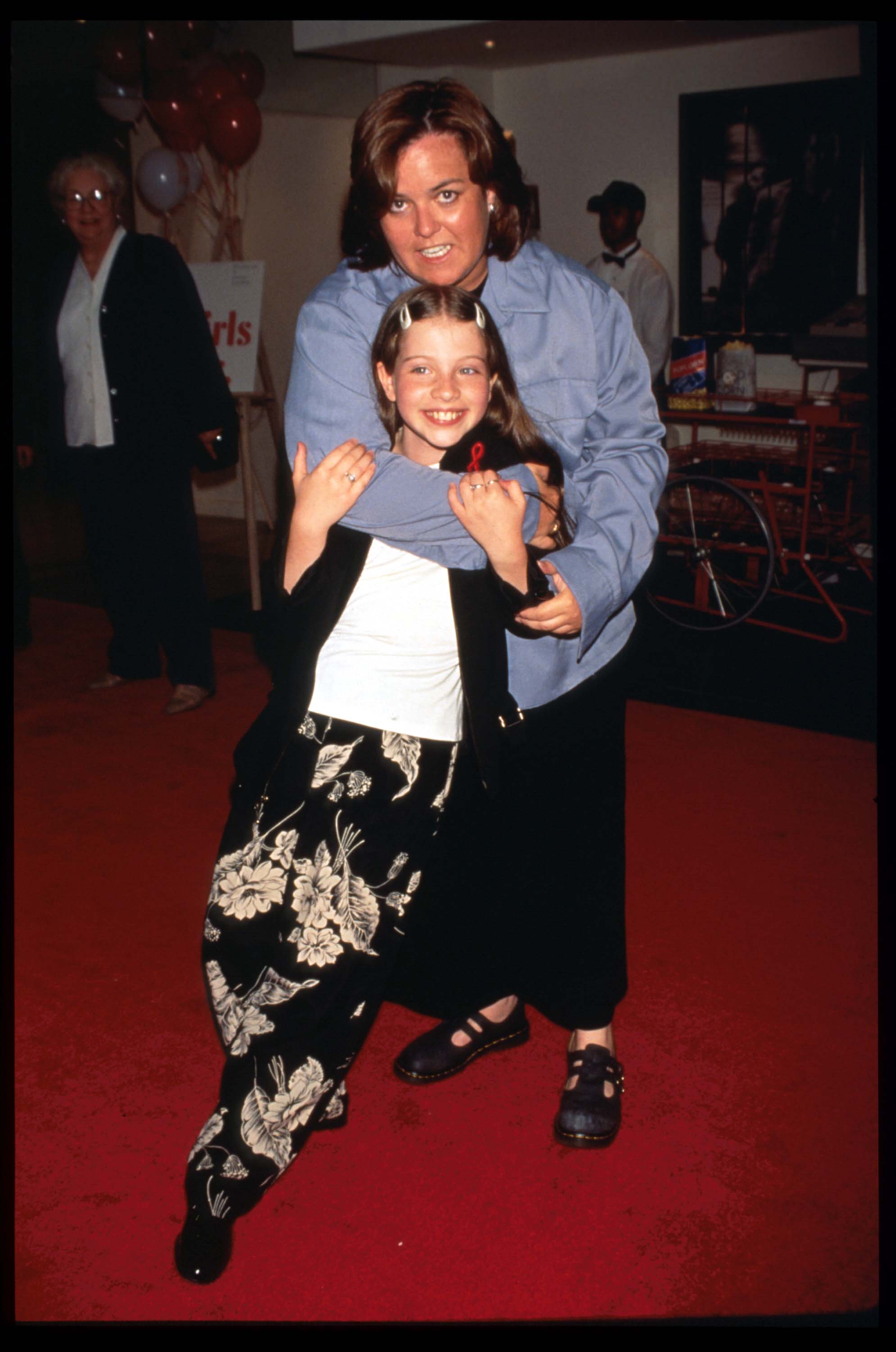 Rosie O''Donnell embraces Michelle Trachtenberg at the premiere of "Harriet the Spy" on July 9, 1996 | Source: Getty Images