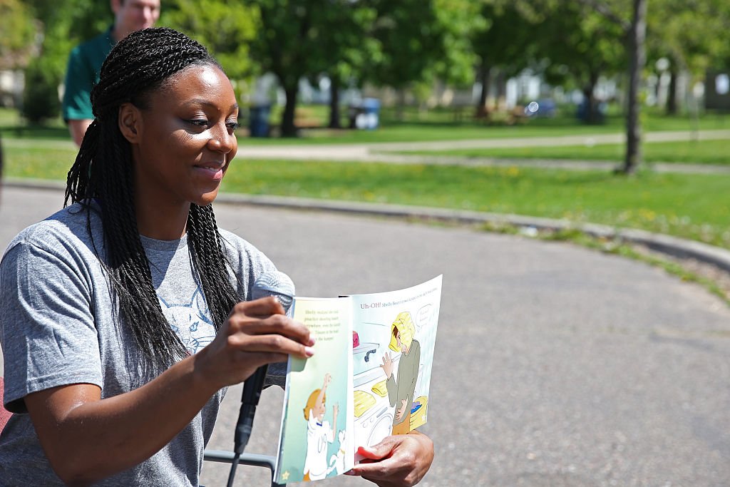 Monica Wright #22 of the Minnesota Lynx participates in a Reading Time-Out for third grade students on May 19, 2015 at Jenny Lind Elementary School in Minneapolis, Minnesota. | Photo: GettyImages