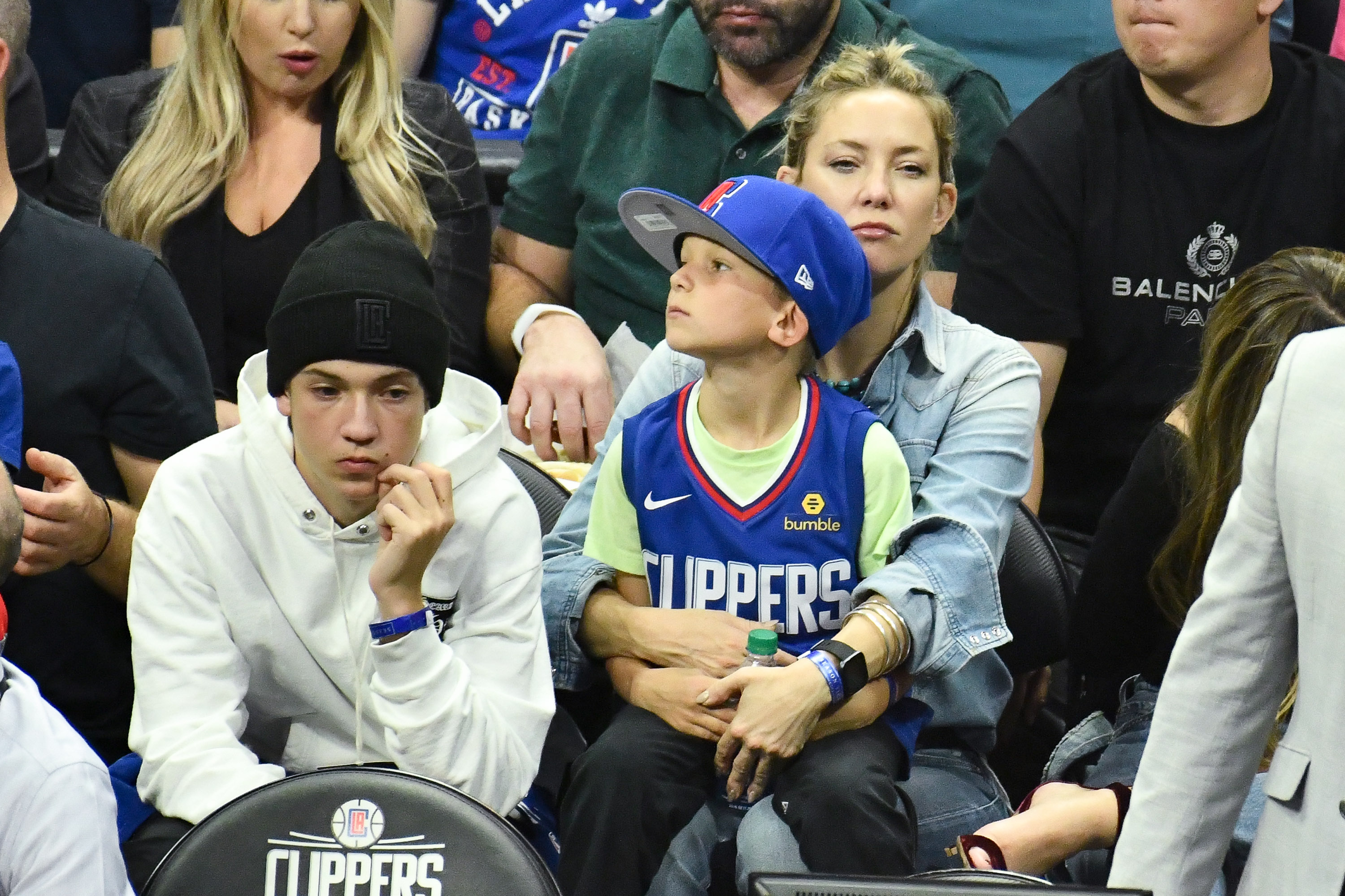 Ryder Robinson, Bingham Hawn Bellamy, and their mother, Kate Hudson at the Staples Center on October 22, 2019. | Source: Getty Images