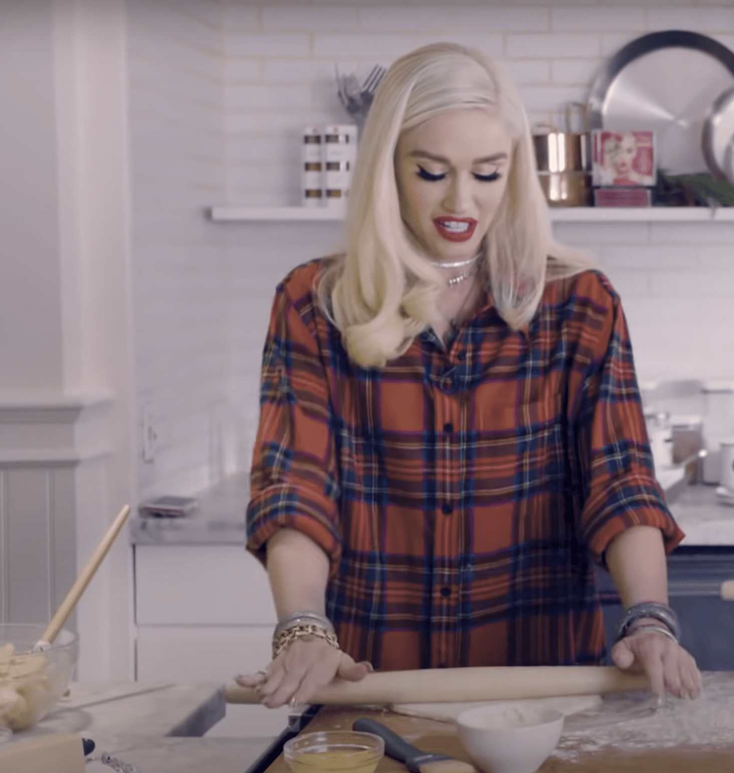 Gwen Stefani cooking at the Williams Sonoma test kitchen in San Fransisco in December 2017 | Source: YouTube/@Williams-Sonoma