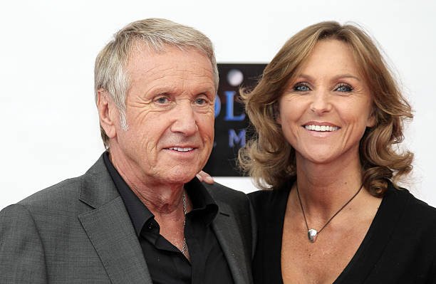 Yves Rénier et sa femme | Photo : Getty Images