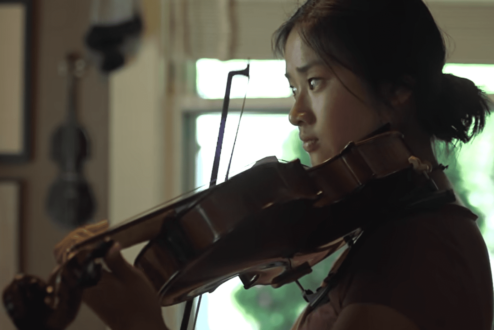  Kati Pohler playing a violin. | Source: youtube.com/BBC Stories 