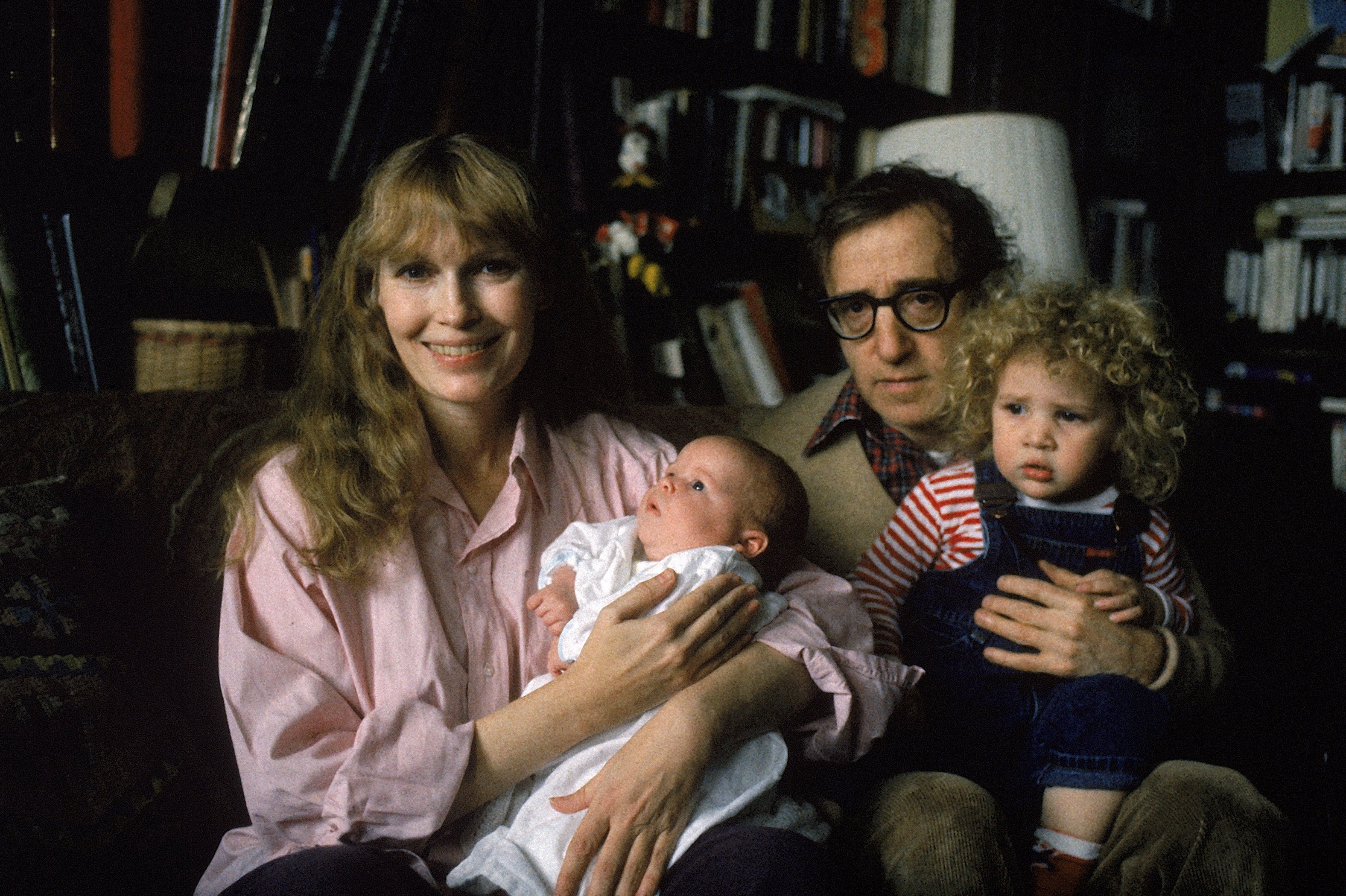 Mia Farrow, Ronan Farrow, Woody Allen y Dylan Farrow, en 1987. | Foto: Getty Images