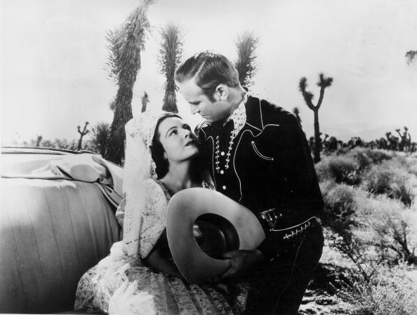 El actor Gene Autry contempla la sensual Lupita Tovar en la República Imágenes del oeste 'Sur de la frontera' en 1939. | Foto: Getty Images