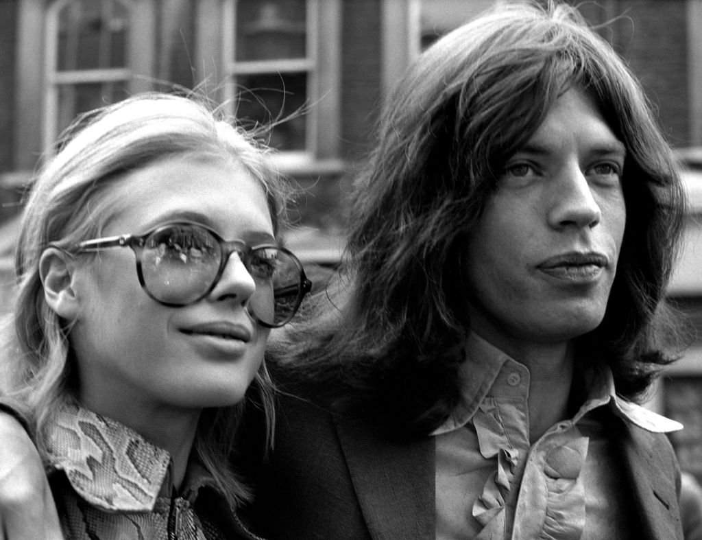 Mick Jagger, Leadsänger der Rolling Stones, und Schauspielerin Marianne Faithfull auf dem Weg zum Marlborough Street Court wegen des Besitzes von Cannabis. (Foto von PA Images über Getty Images) I Quelle: Getty Images