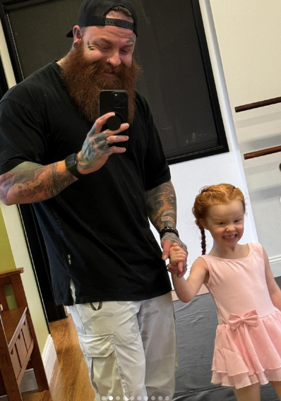 Kevin Clevenger and his daughter Viola | Source: Instagram.com/ironsanctuary