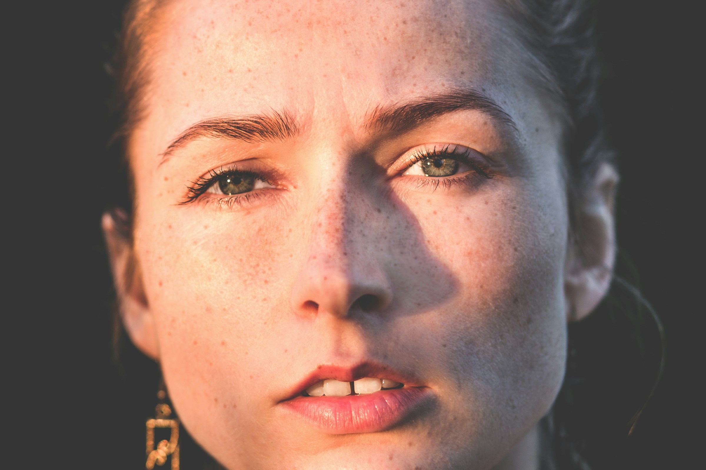 A close-up of a slightly frowning woman | Source: Unsplash