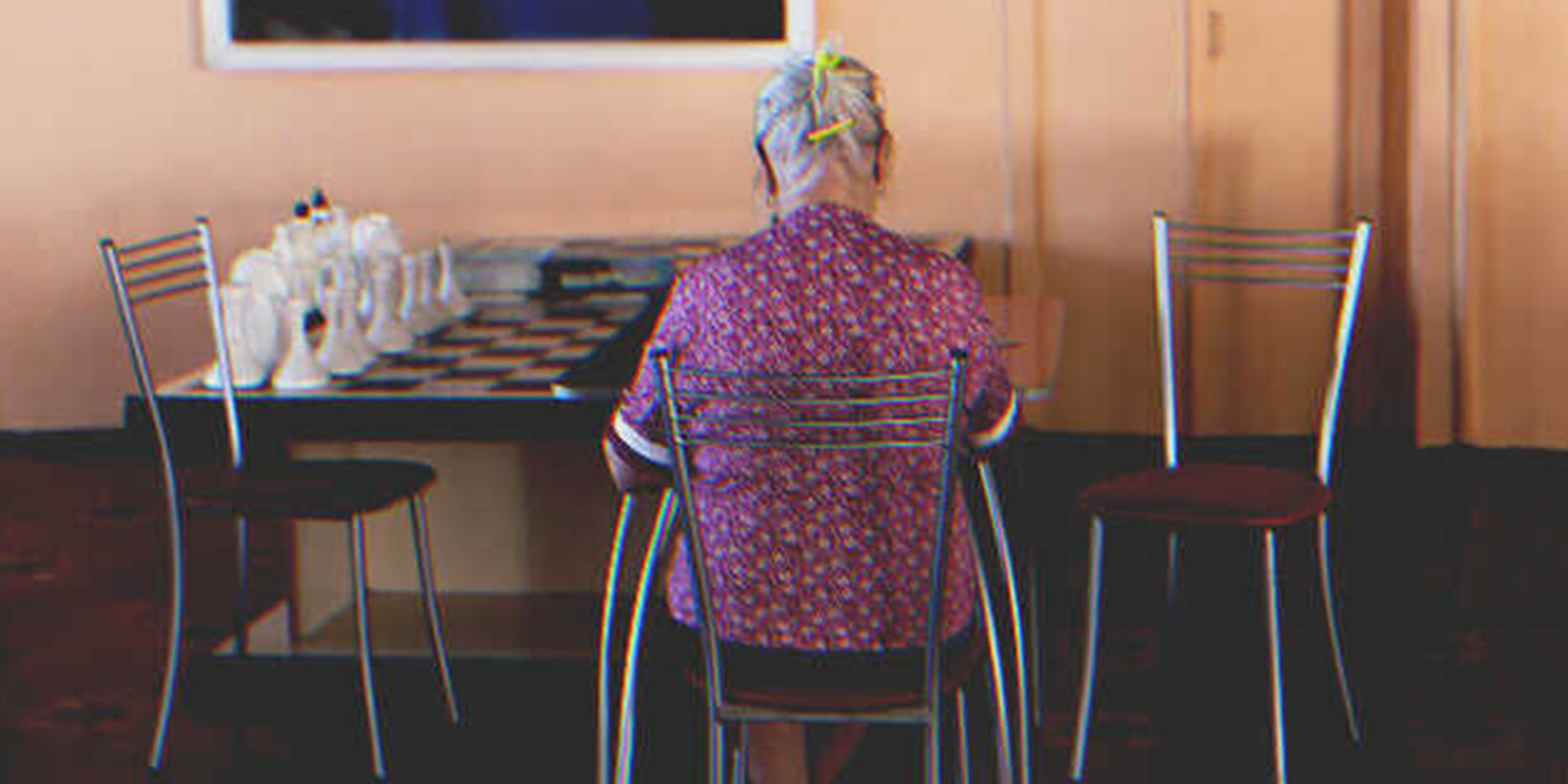 Un mujer mayor sentada sola en una mesa | | Foto: Shutterstock