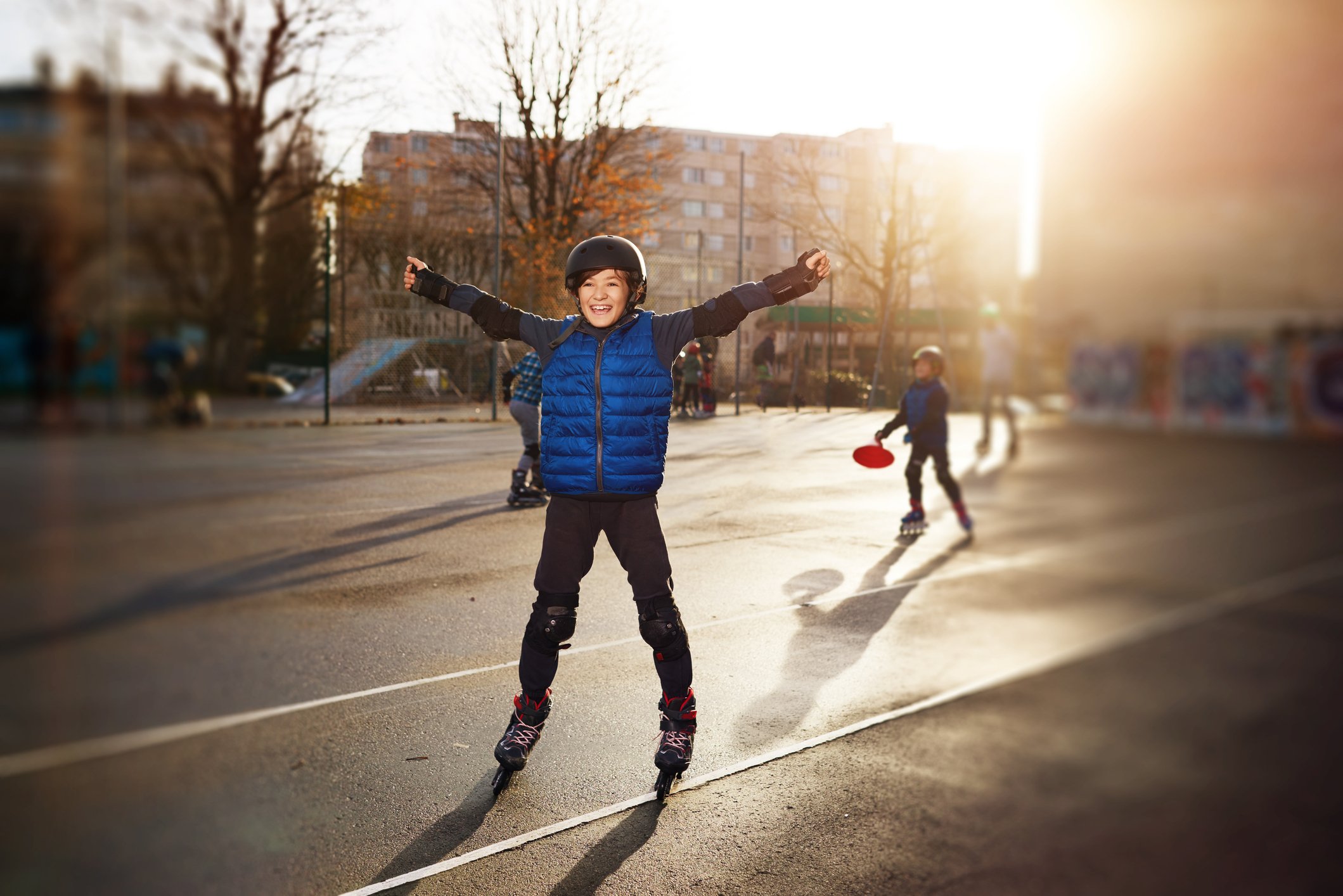 Joven patinando en una plaza pública. | Foto: Getty Images
