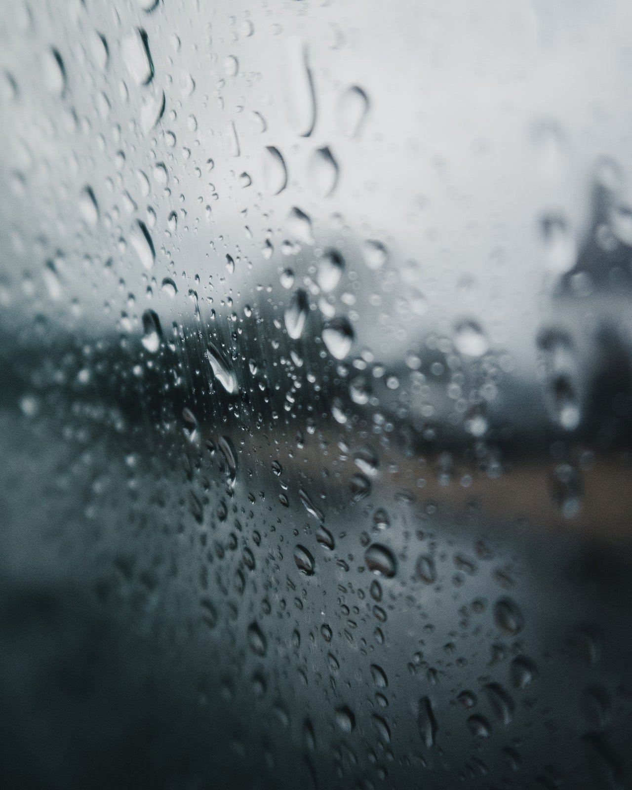 Photo of water droplets on a screen | Photo: Pexels
