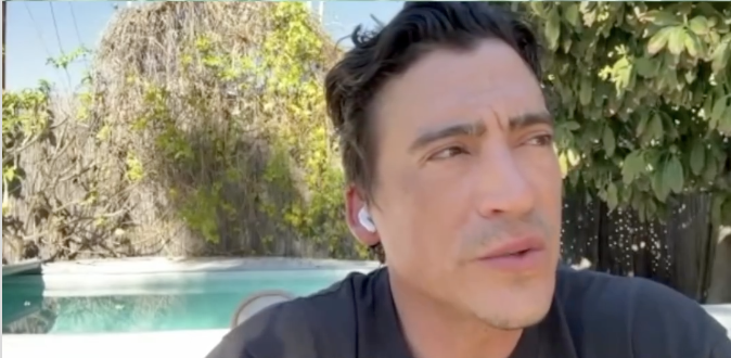 Andrew Keegan speaks in a podcast, dated February 2024 | Source: Instagram/podmeetsworldshow