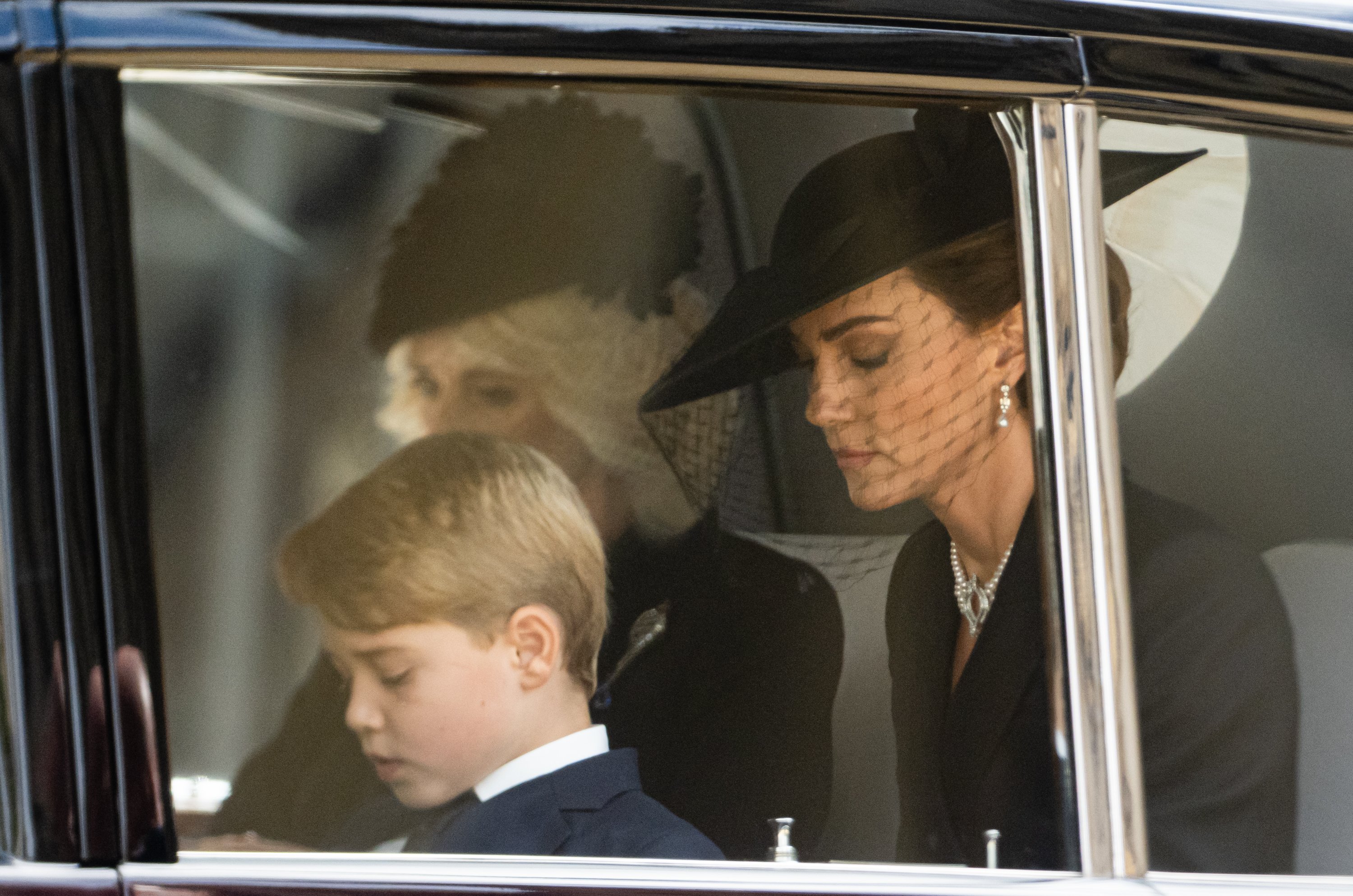 Prinz George von Wales, Camilla, Queen Consort, und Catherine, Prinzessin von Wales, während der staatlichen Beerdigung von Königin Elizabeth II. in der Westminster Abbey am 19. September 2022 in London, England. | Quelle: Getty Images