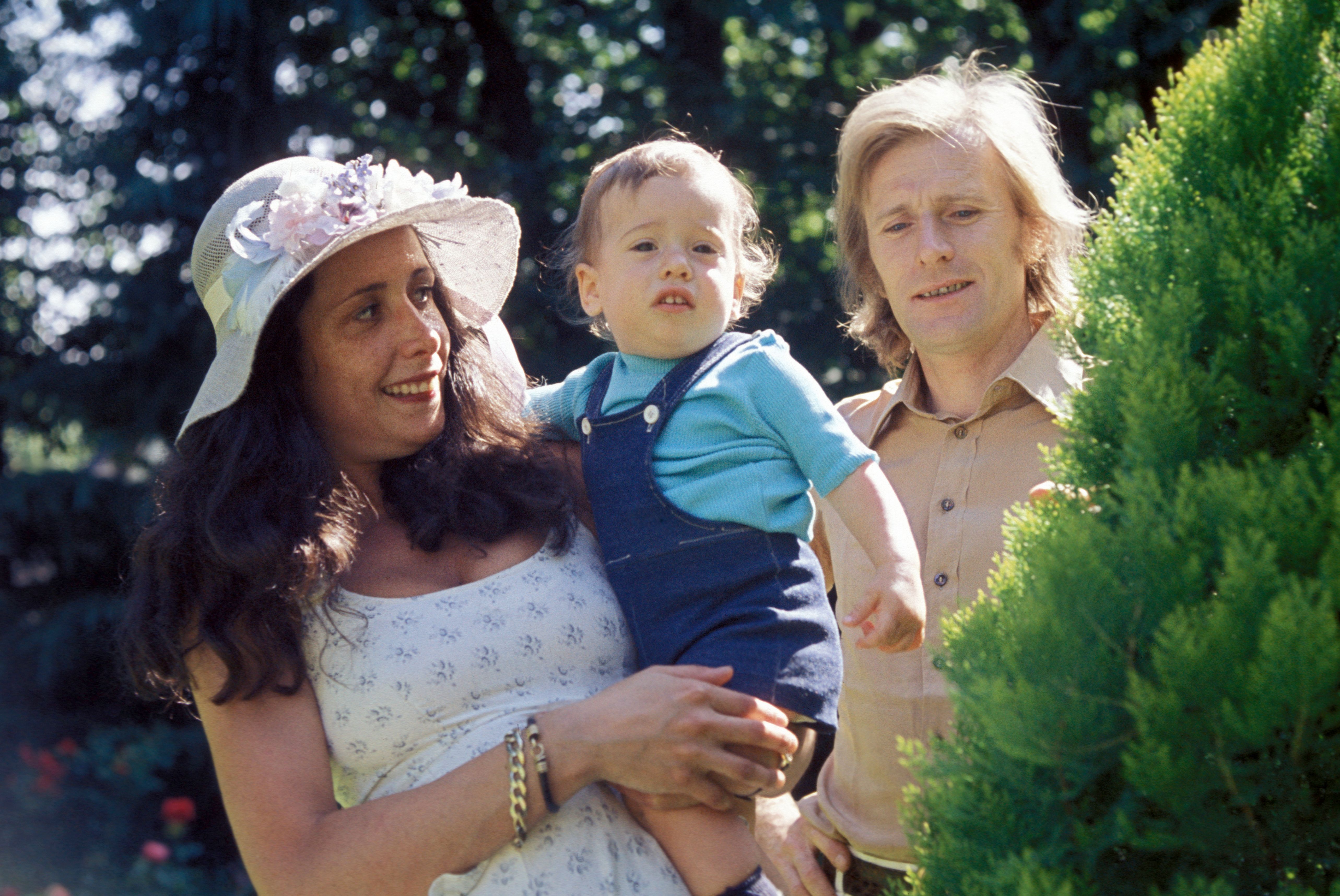 Kinou, Nino et leur fils en 1975. l Source : Getty Images